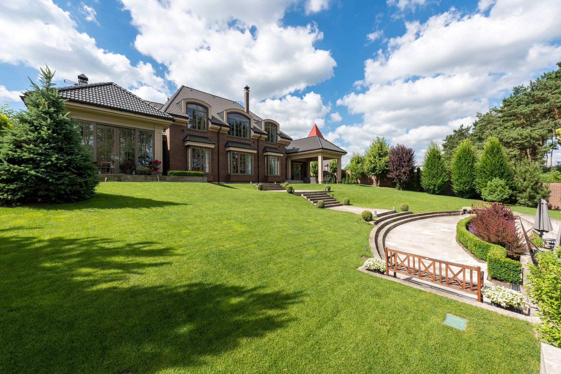 A neatly kept lawn and garden — the kind of result we deliver